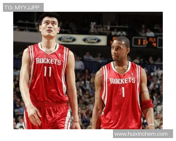 姚明与雷霆队友合影珍贵瞬间展现篮球巨星的友谊与激情 姚明与雷霆队友合影珍贵瞬间展现篮球巨星的友谊与激情