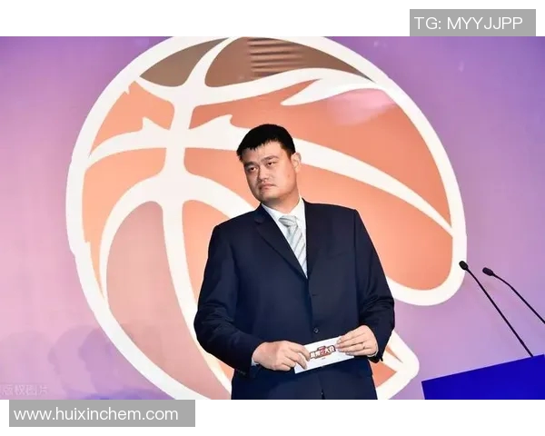 姚明在篮球场上的英姿与风采展现了中国体育的荣耀与梦想