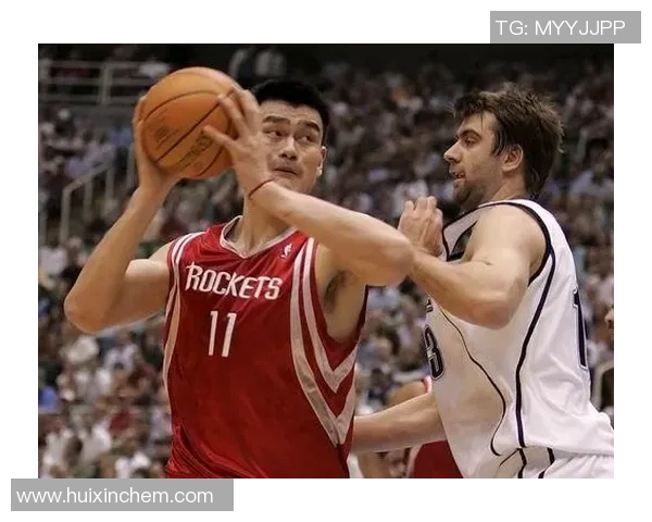 姚明温暖拥抱瞬间展现友谊力量与体育精神的完美结合