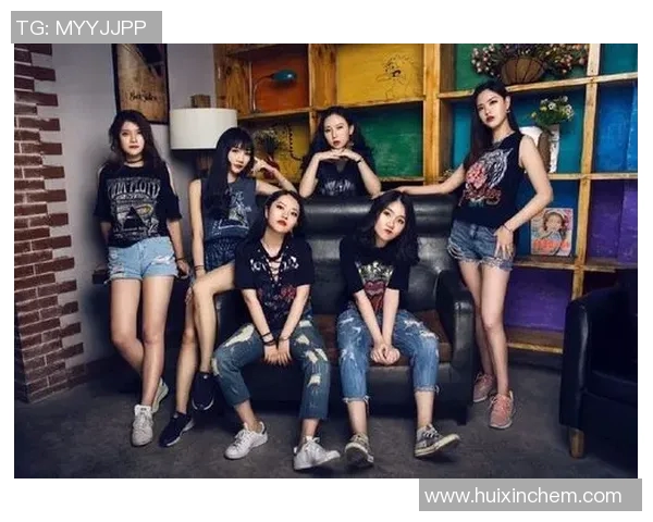 足球明星与女团同框合影展现青春活力与运动魅力的精彩瞬间