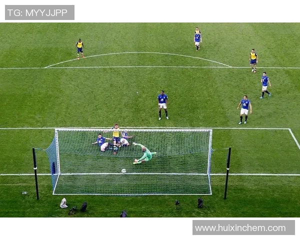 探寻足球世界中的后卫明星他们如何守护球场荣耀 探寻足球世界中的后卫明星他们如何守护球场荣耀