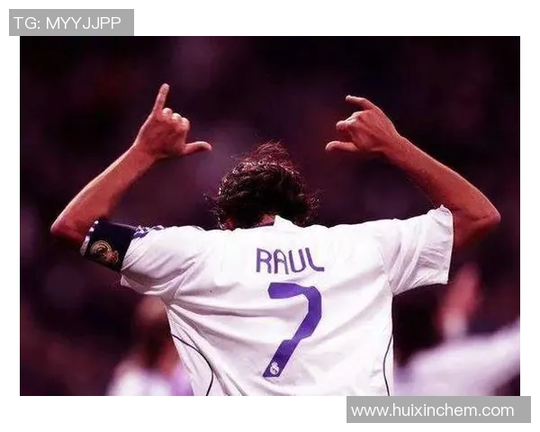 足球明星背影黑白艺术照展现运动之美与激情的瞬间 足球明星背影黑白艺术照展现运动之美与激情的瞬间