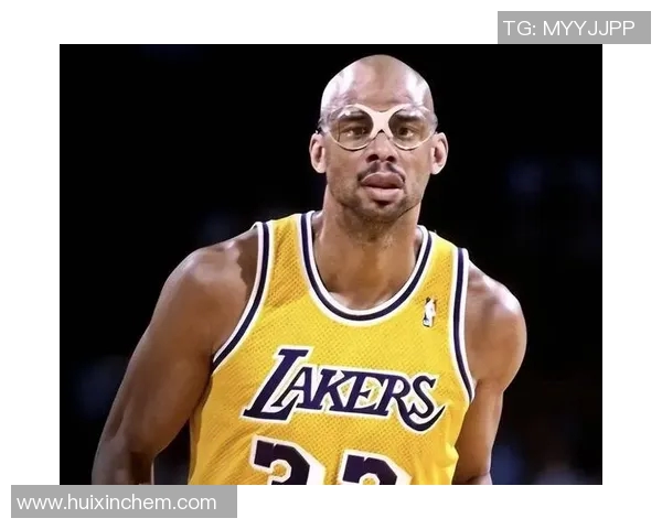 贾巴尔与足球明星同框合影展现体育巨星的友谊与魅力